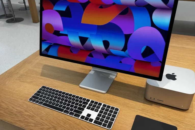 Počítač Mac Studio s monitorom Studio Display na stole