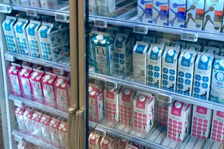 Chladiaci pult s mliečnymi výrobkami v supermarkete