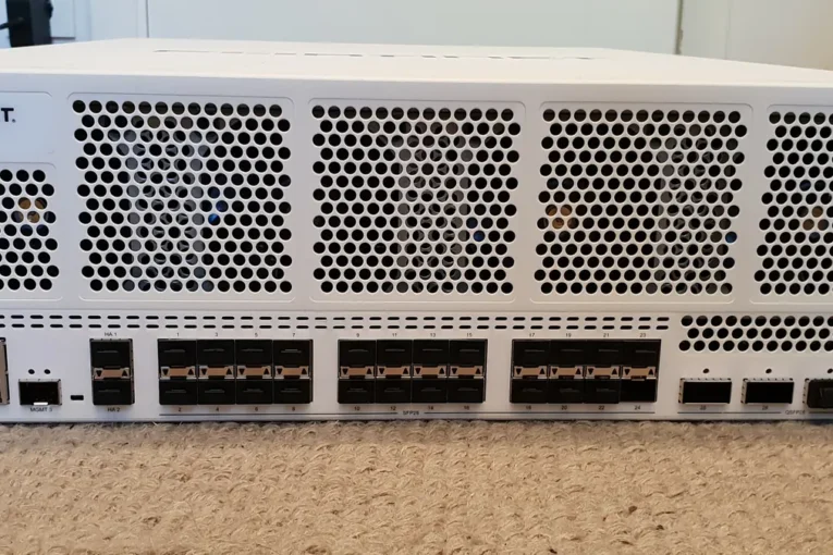 Firewall Fortinet FortiGate v serverovej skrini