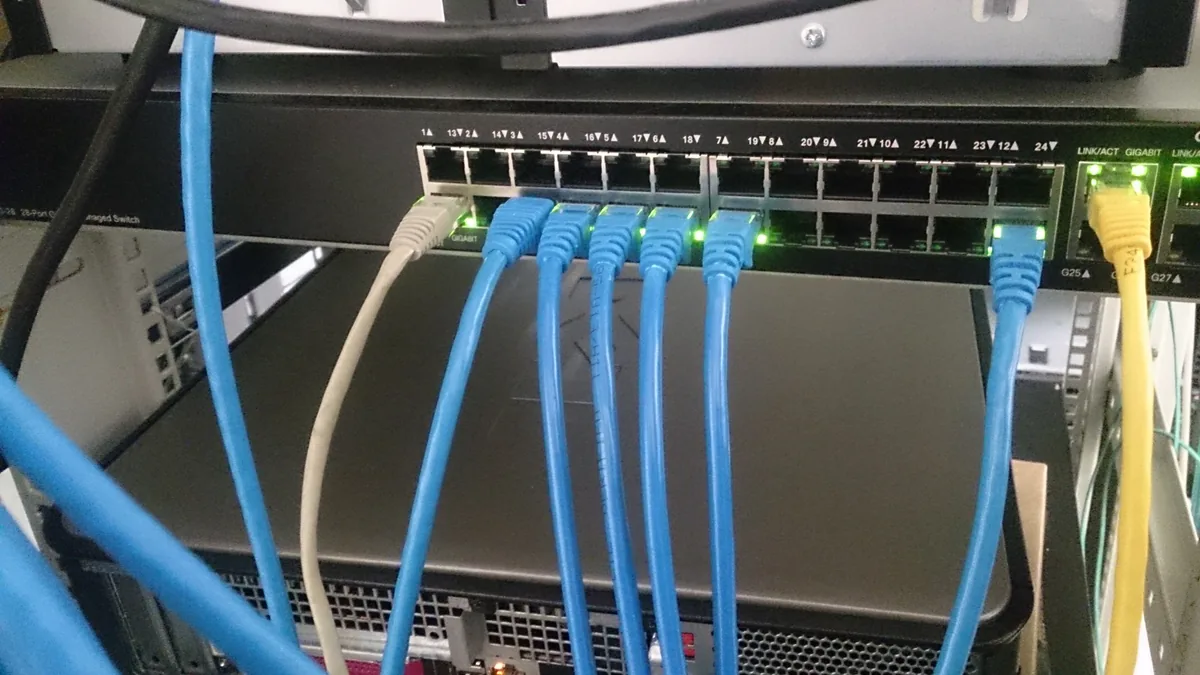 Týždeň na webe: Deno v Cloudflare, záplaty a chladničky
